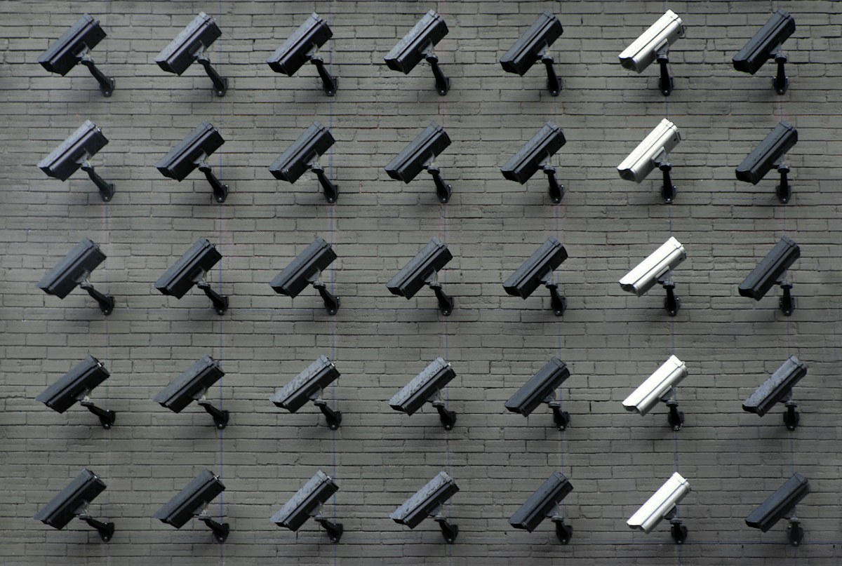 Câmaras de videovigilância montadas numa parede